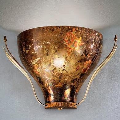 настенное бра с металлическим корпусом и стеклянным плафоном