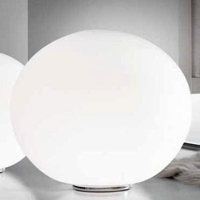 напольный светильник с крупным шарообразным плафоном из матового стекла