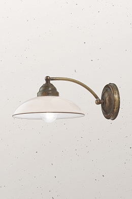 настенный светильник в винтажном стиле с изогнутой латунной арматурой и матовым плафоном