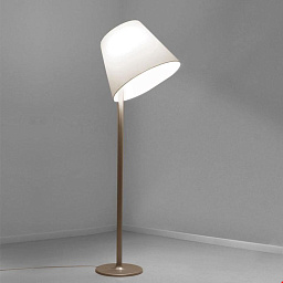 0577020A Artemide Melampo торшер с наклонным плафоном на тонкой цилиндрической стойке