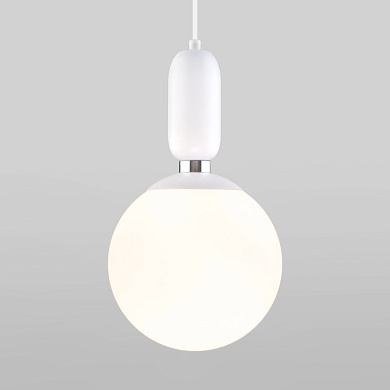 подвесной светильник с шарообразным матовым стеклянным плафоном