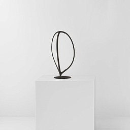 1550030A Artemide Arrival настольная лампа с изогнутым алюминиевым корпусом и светодиодным контуром