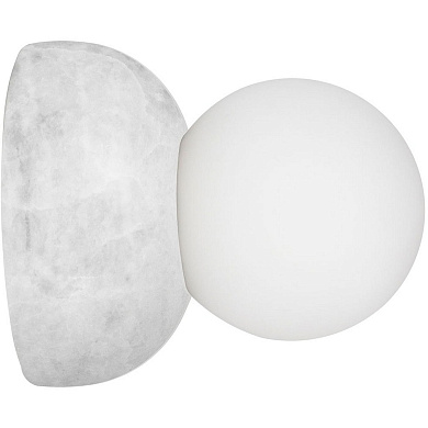 настенно-потолочный светильник с шаровым плафоном и основанием белого цвета