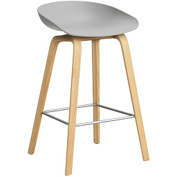 AA003-D165-AA51 Hay About A Stool барный стул с сиденьем серо-бетонного оттенка на деревянных ножках из лакированного дуба