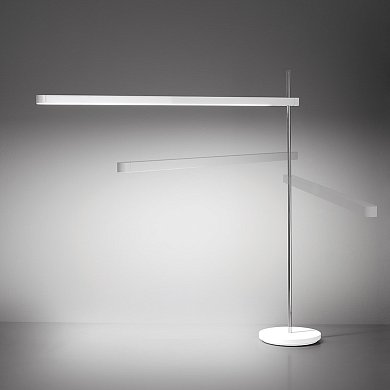настольная лампа с горизонтальной LED-панелью и тонкой стойкой