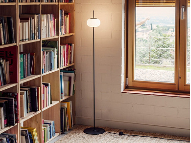 торшер с круглым стеклянным плафоном на металлической стойке