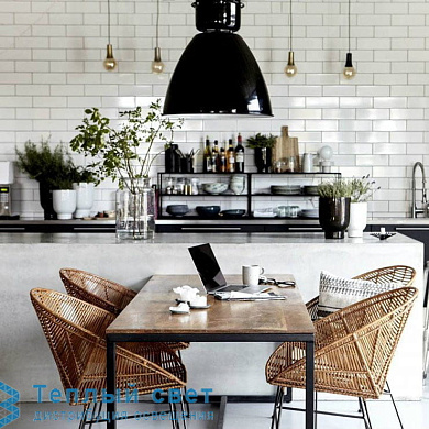 подвесной светильник с металлическим куполом и чёрным каркасом в индустриальном стиле