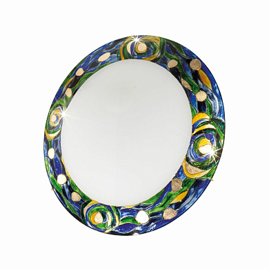 потолочный светильник с золотым плафоном и декоративным рисунком