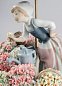 Фарфоровая скульптура цветочницы под зонтом Flowers of the Season Lladro 01001454 — фото 4