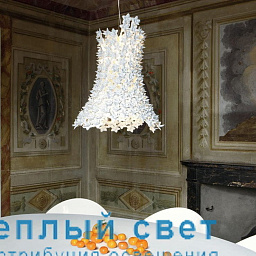 подвесная люстра с прозрачным плафоном и декоративными элементами