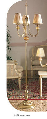 торшер с золотистой стойкой и тремя источниками света