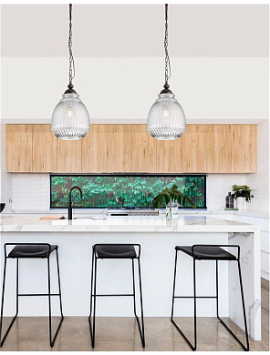 подвесной светильник с полусферическими плафонами над обеденной зоной