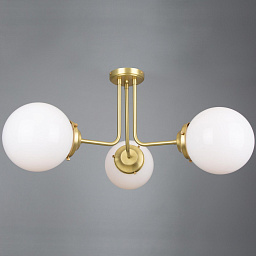 MLCF119 Mullan Lighting Hayes настенный трёхламповый светильник с двумя опаловыми стеклянными шарами и центральной латунной стойкой