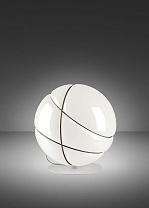 настольная лампа с шарообразным плафоном и деревянной подставкой