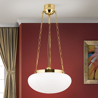 подвесной светильник с округлым опаловым плафоном и тройной цепной подвесной конструкцией