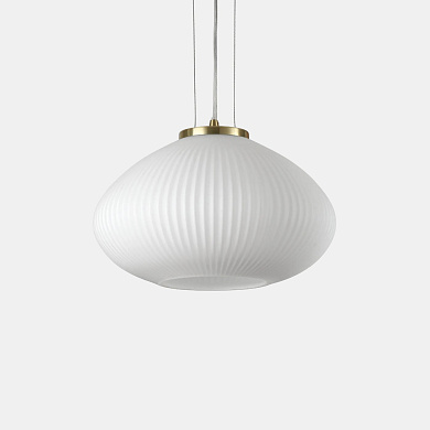 подвесной светильник с ребристым плафоном овальной формы и латунной арматурой