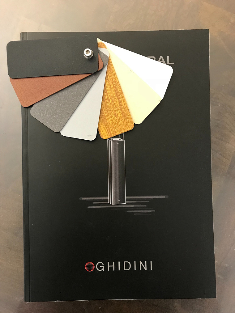 Итальянский Ghidini наряду с привычными серыми, чёрным и белым цветом, предлагает ещё песочный (с мелкой блестящей крошкой - смотрится очень эффектно) и цвет дерева.