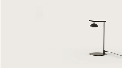 настольный светильник с плоским линейным плафоном и направленным светом для рабочего стола