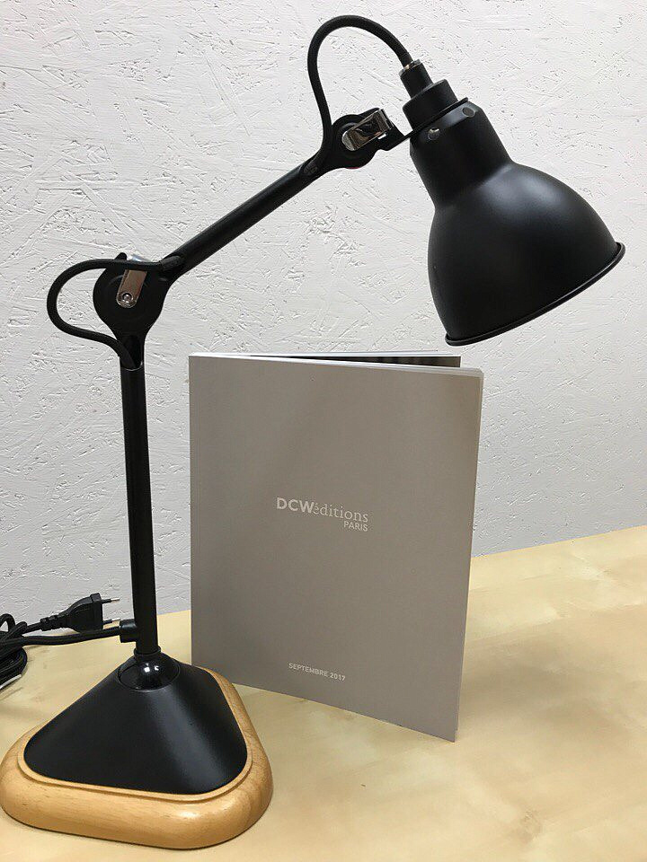 Легендарные французские настольные лампы Lampe Gras DCWE отличает непревзойденное качество и продуманный дизайн. Этот вариант лампы в чёрном цвете с базой в отделке дерева можно увидеть в нашем шоуруме в Малом Видном, рядом с МКАД. Приезжайте и убедитесь сами в отличном качестве!