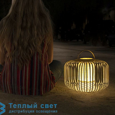 уличная настольная лампа компактного формата в виде плетеного светильника