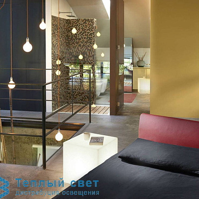 уличный напольный светильник кубической формы с рассеянным светом