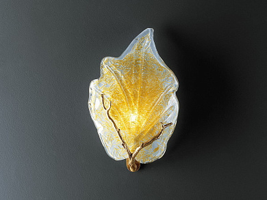 настенный светильник из бронзы с плафоном в форме листа янтарного оттенка