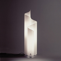 0055010A Artemide Mezzachimera настольная лампа с изогнутым корпусом из матового стекла в виде спирали
