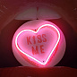 Hot Lips Kiss Me Led Neon волоконно-оптическое освещение Sonder Living 1206487 — фото 1