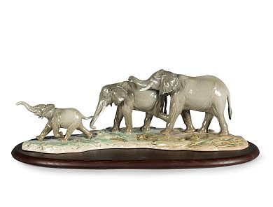 Фарфоровая скульптура стада слонов We Follow in Your Steps Lladro, цветная роспись 01009388