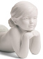 1008405 Lladro Family Innovation фарфоровая статуэтка ребёнка, лежащего на животе — фото 3