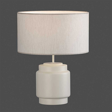 настольная лампа с цилиндрическим основанием и тканевым абажуром