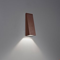уличный настенно-потолочный светильник с корпусом конусной формы тёплого коричневого цвета