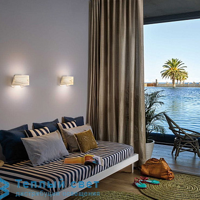 настенный светильник с круглыми плафонами белого цвета