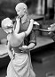 Фарфоровая статуэтка обнимающейся молодой пары Happy Encounter Lladro 01008330 — фото 5