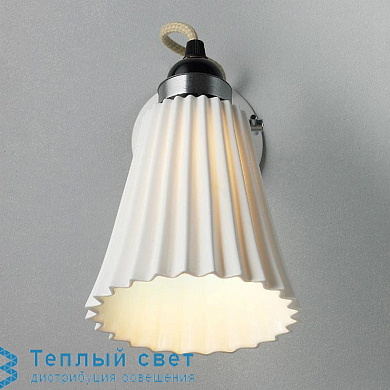 настенный светильник с рифленым коническим стеклянным плафоном и мягким рассеянным светом