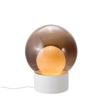 Boule Medium, внешняя сфера — дымчато-серое стекло, внутренняя — опаловое белое стекло, белое основание