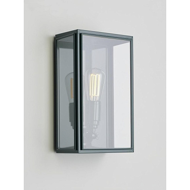 настенный светильник в прямоугольном корпусе с прозрачным стеклом и чёрной рамой
