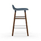 602789 Normann Copenhagen Form Барный стул с основанием из ореха, 65 см, синий — фото 2
