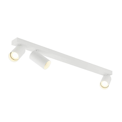 трехламповый потолочный светильник белого цвета с продолговатым корпусом