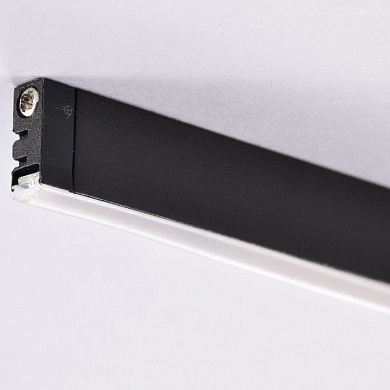 магнитный трековый светильник чёрного цвета с тонким корпусом и равномерным светораспределением 24V