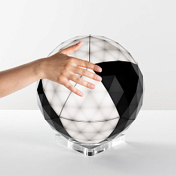0160010APP Artemide Huara настольная лампа с шарообразным плафоном и геометрическим рисунком рассеивания