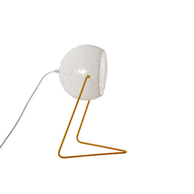 настольный светильник с круглым рельефным абажуром на золотистой изогнутой опоре