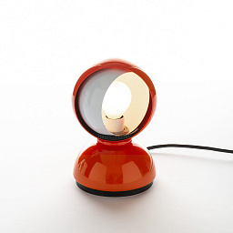 0028050A Artemide Eclisse настольная лампа с округлым металлическим корпусом и направленным светом