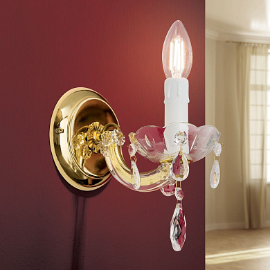 одноламповое настенное бра с хрустальными подвесками и золотистой арматурой