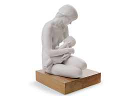 1008342 Lladro A Nurturing Bond фарфоровая статуэтка матери, держащей ребёнка на коленях