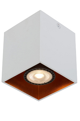 потолочный светильник белого цвета с утопленным плафоном