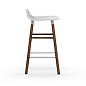 602786 Normann Copenhagen Form Барный стул с основанием из ореха, 65 см, белый — фото 2