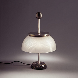 0026010A Artemide Alfa настольная лампа с куполообразным стеклянным абажуром на металлическом основании