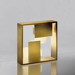 0048050A Artemide Fato настольный светильник с геометрическим каркасом из металла золотого цвета