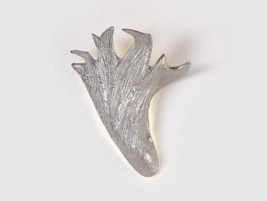 настенный светильник из алюминия с асимметричным крыловидным корпусом